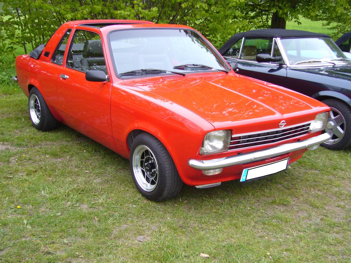 Opel Kadett C Aero. 1976 - 1978. Dieses Modell mit Targadach und herunter klappbarer Heckscheibe verkaufte sich 1341 mal. Der Käufer konnte zwischen zwei 4-Zylinderreihenmotoren wählen: 1196 cm³ mit 60 PS und 1566 cm³ mit 75 PS. Oldtimertreffen Hörstel-Riesenbeck am 01.05.2017.