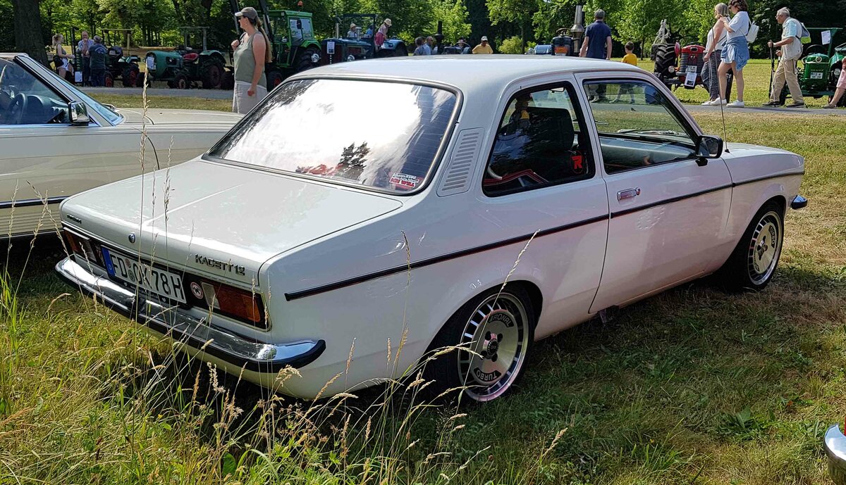 =Opel Kadett C, Bj. 1978, 1195 ccm, 60 PS, steht auf der Ausstellungsfläche für Oldtimerfahrzeuge beim Bürgerfest  200 Jahre Landkreis Fulda  auf dem Gelände von Schloß Fasanerie im Juni 2022.