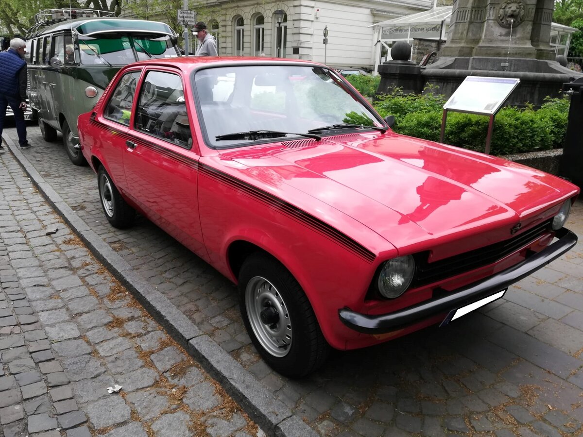 Opel Kadett C, gebaut im mittlerweile nicht mehr existierenden Werk Bochum in den Jahren von 1973 bis 1979. Hier wurde das  Sondermodell J  abgelichtet. Dieses Modell sollte eine junge Käuferschicht ansprechen und war nur als zweitürige Limousine oder als City lieferbar. Oldtimertreffen des AMC Essen-Kettwig am 01.05.2022.