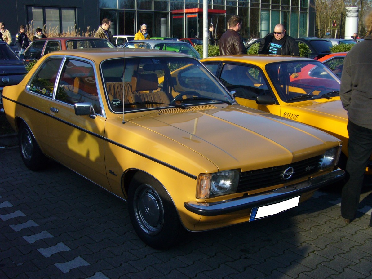 Opel Kadett C Limousine. 1973 - 1979. Der Millionenseller aus dem Bochumer Opel-Werk wurde in etlichen Karosserievarianten angeboten. Als zwei- und viertürige Limousine, als Coupe, als dreitüriger CarAvan, als  City  genanntes kürzeres Schrägheckmodell und das von den Karosseriewerken Baur produzierte Frischluftmodell  Aero . Oldtimertreffen an der Gelsenkirchener Garage 10 am 30.12.2015.