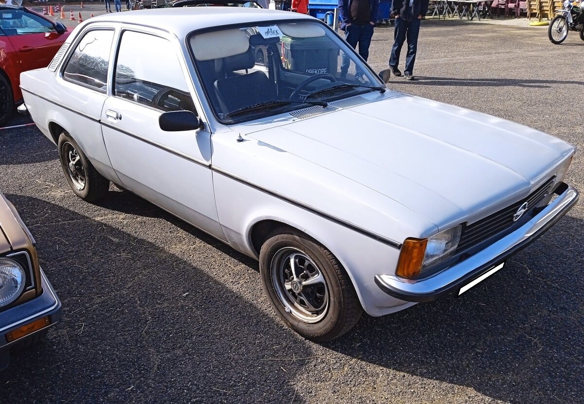 Opel Kadett C Limousine, gebaut in Bochum von 1973 bis 1979. Hier wurde eine absolut originale und unverbastelte zweitürige Limousine abgelichtet, die damals im Farbton kristallblau ausgeliefert wurde. Aufgrund des Kühlergrills und der Anordnung der vorderen Blinker, kann man erkennen, das es sich um ein Modell nach dem Facelift im Mai 1977 handelt. Die Kadett C Baureihe war mit etlichen Motorisierungen zwischen 1.0l und 2.0l Hubraum lieferbar. Insgesamt verließen 1.701.076 C Kadetten das leider nicht mehr existierende Opel Werk in Bochum. Oldtimertreffen an Mo´s Bikertreff in Krefeld am 08.03.2026.