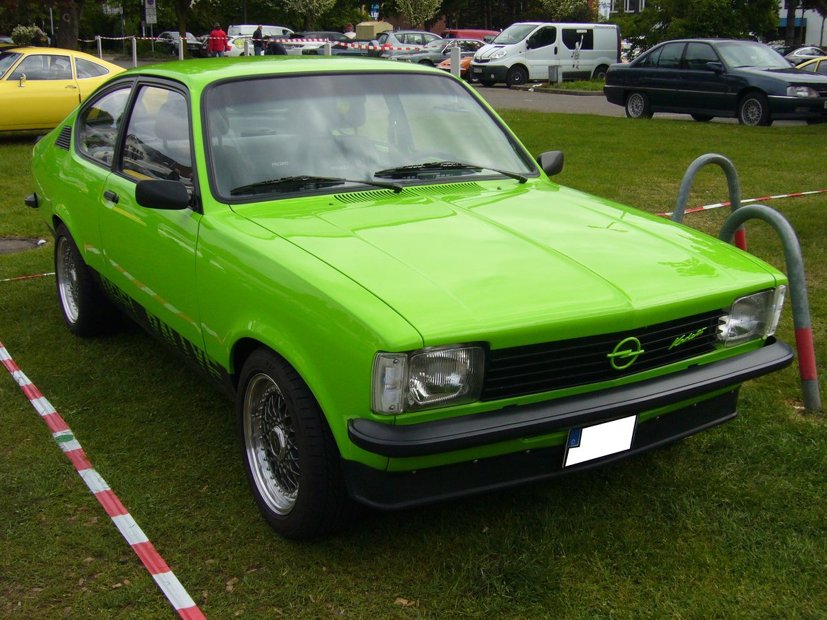Opel Kadett C Rallye. 1977 - 1979. Das Modell Rallye basierte auf dem bereits 1973 vorgestellten Kadett C Coupe. Es sollte zum Auslauf des Modelles noch einmal den Verkauf, insbesondere bei jüngeren Käufern, ankurbeln. Lieferbar war das Modell mit dem 1.6S Motor/75 PS und dem 2.0E Motor/110 PS. Opel GT-Europatreffen in Kirchhellen am 15.05.2016.