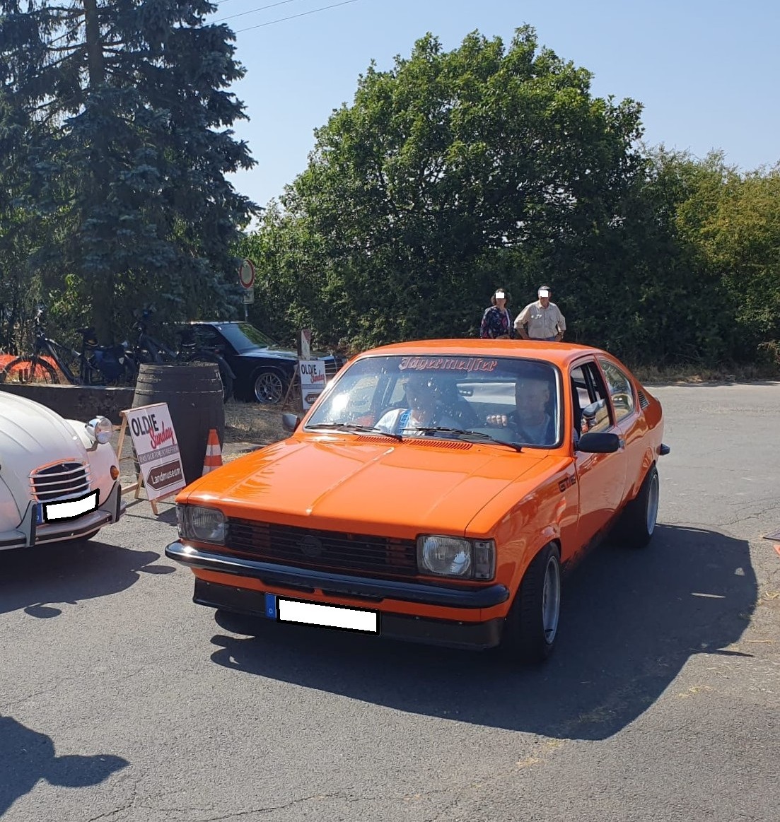 Opel Kadett C Rallye 2.0E. Das Modell  Rallye  war nur als Coupe lieferbar. Die  Fahrzeuge waren besonders sportlich ausgestattet und hatten grunds�tzlich mattschwarze Sto�f�nger. Auch bei den Motorisierungen konnte der K�ufer nur zwischen zwei Vierzylinderreihenmotoren w�hlen: Den 1.6S mit einem Hubraum von 1584 cm� und einer Leistung von 75 PS oder, wie das Coupe auf dem Foto 1979 cm� mit einer Leistung von 110 PS. Oldtimertreffen am Landmuseum Lorch-Ransel am 02.08.2026. 