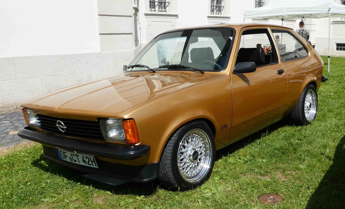 =Opel Kadett City, Bj. 1978, 1600 ccm, 75 PS, Lackierung: Bernsteingold, gesehen bei Blech & Barock im Juli 2018 auf dem Gelände von Schloß Fasanerie bei Eichenzell