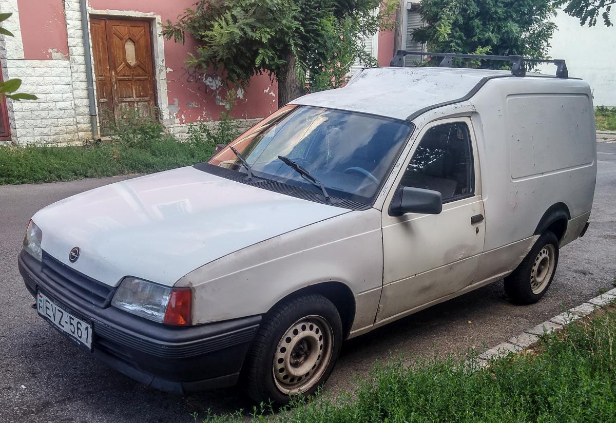 Opel Kadett Combo fotografiert in Sommer 2019, Pécs (HU).