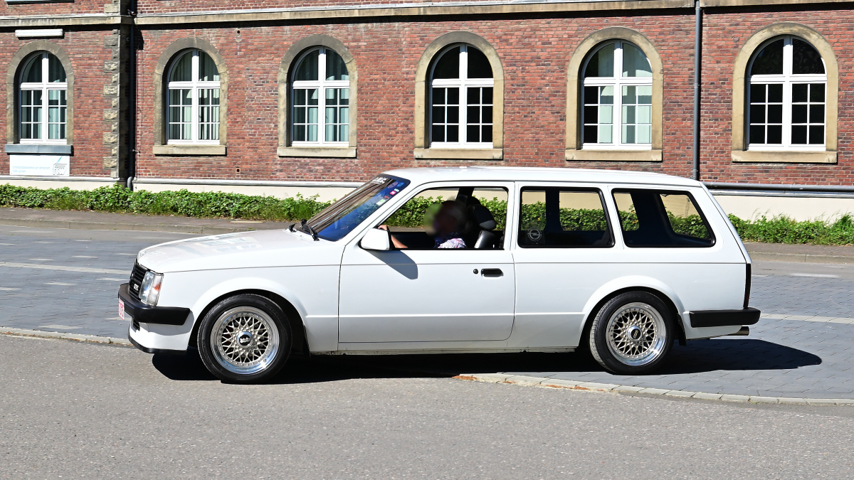 Opel Kadett D Caravan 3 T�rer, am 1.5.2026 auf dem Show / Ausstellungsgel�nde des Fr�hlingserwachen der Oldtimerfreunde Grenzland, Loherhof Geilenkirchen