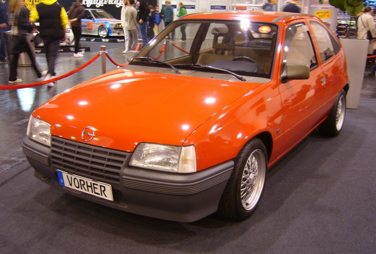 Opel Kadett E in der Ausstattungsvariante GL. Der letzte Opel Kadett trug den Kennbuchstaben E und wurde im August 1984 der Öffentlichkeit vorgestellt. Einen Monat später stand er dann bei den Händlern. Hier konnte ich einen frühen Kadett E (1984 - 1988) ablichten. Dieses ist am Kühlergrill mit den fünf Reihen erkennbar. Ein solcher, dreitüriger, GL war ab DM 15.900,00 zu bekommen. Die GL-Version war übrigens die mittlere Ausstattungsvariante. Darunter war der LS und darüber der GLS angesiedelt. Basismotorisierung war ein Vierzylinderreihenmotor mit einem Hubraum von 1196 cm³ und einer Leistung von 50 PS. Essen Motorshow am 06.12.2023.