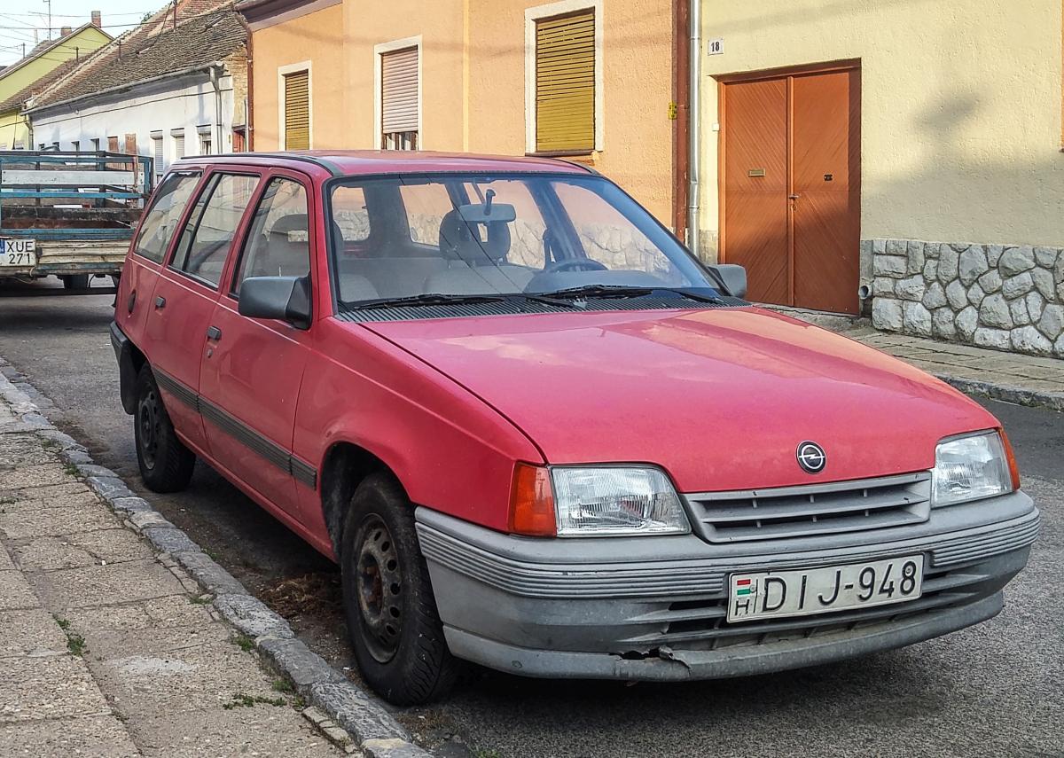 Opel Kadett E Caravan. Foto: Sommer, 2019 Pécs (HU).