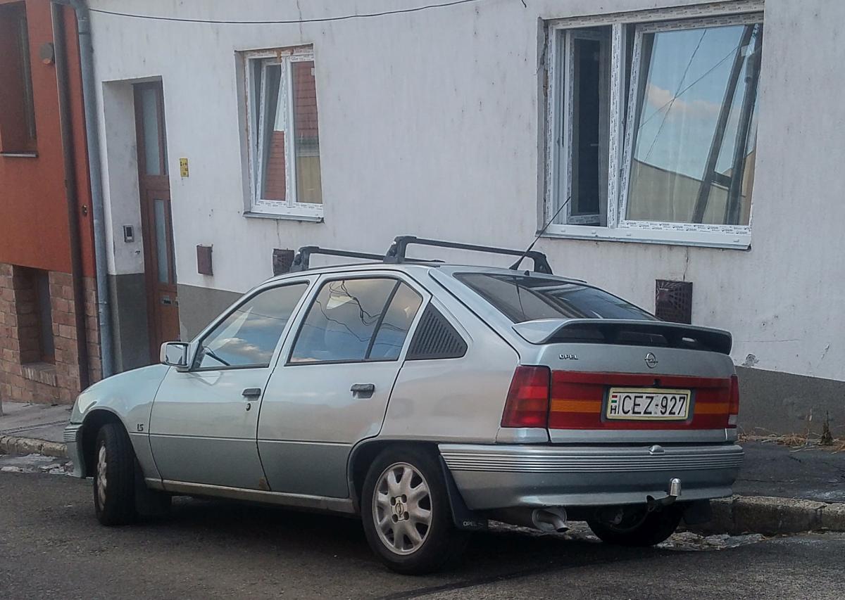 Opel Kadett E, fotografiert in Sommer 2019, Pécs (HU).