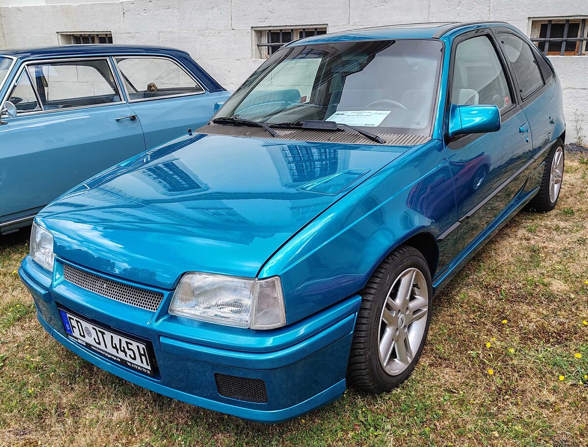 =Opel Kadett E, gesehen bei der Oldtimerausstellung Blech & Barock bei Schloss Fasanerie, 07-2026