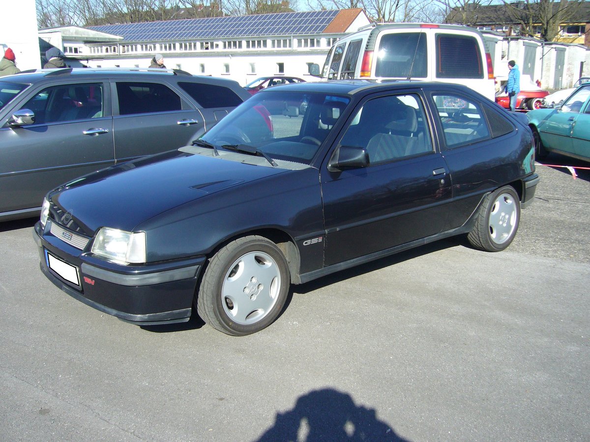 Opel Kadett E GSi 16V. 1987 - 1991. Seit September 1987 war dieses Auto das neue Spitzenmodell dieser Baureihe. Der 4-Zylinderreihenmotor hat einen Hubraum von 1998 cm³ und leistet 150 PS. Die Spitzengeschwindigkeit liegt bei 220 km/h. Oldtimertreffen an Mo´s Bikertreff in Krefeld am 25.02.2018.