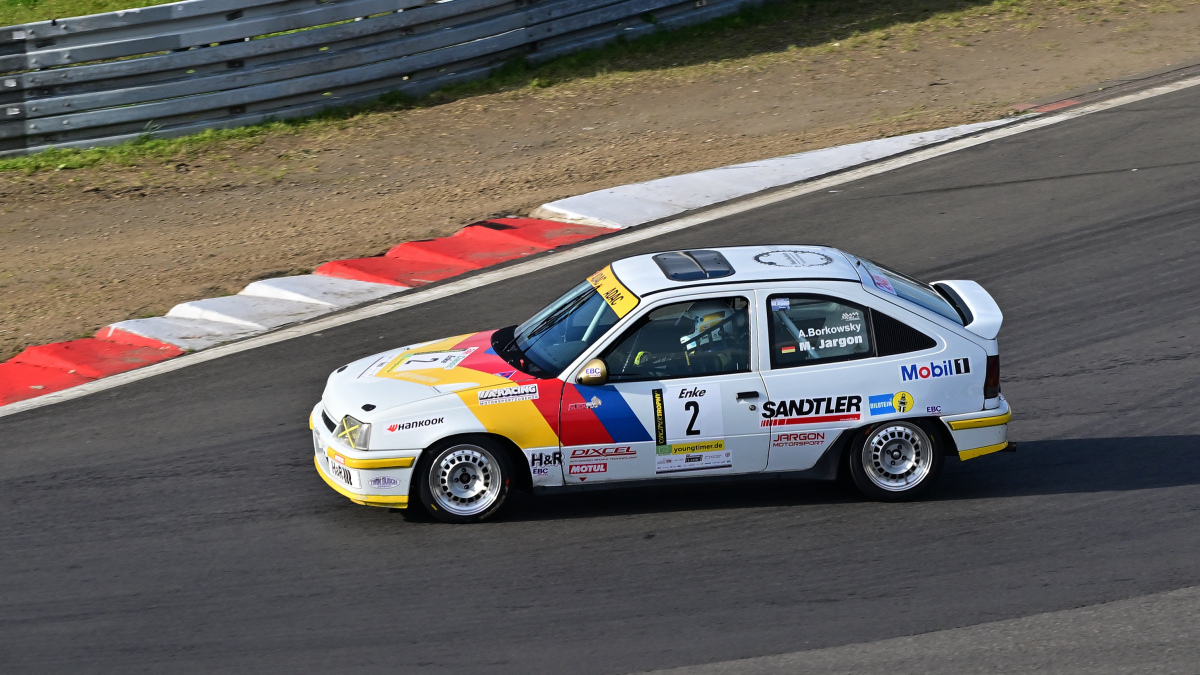 Opel Kadett E GSI 16V, auch nach 30 Jahren ist die Faszination und die Leidenschaft f�r die Youngtimer Trophy.  Die Fans erleben hier eine einmalige Bandbreite des Motorsports der 70er und 80er Jahre.
https://www.youngtimertrophy.de/
Aufnahmen vom: N�rburgring Classic am 13.06.2026, aus den Zuschauer Bereichen.