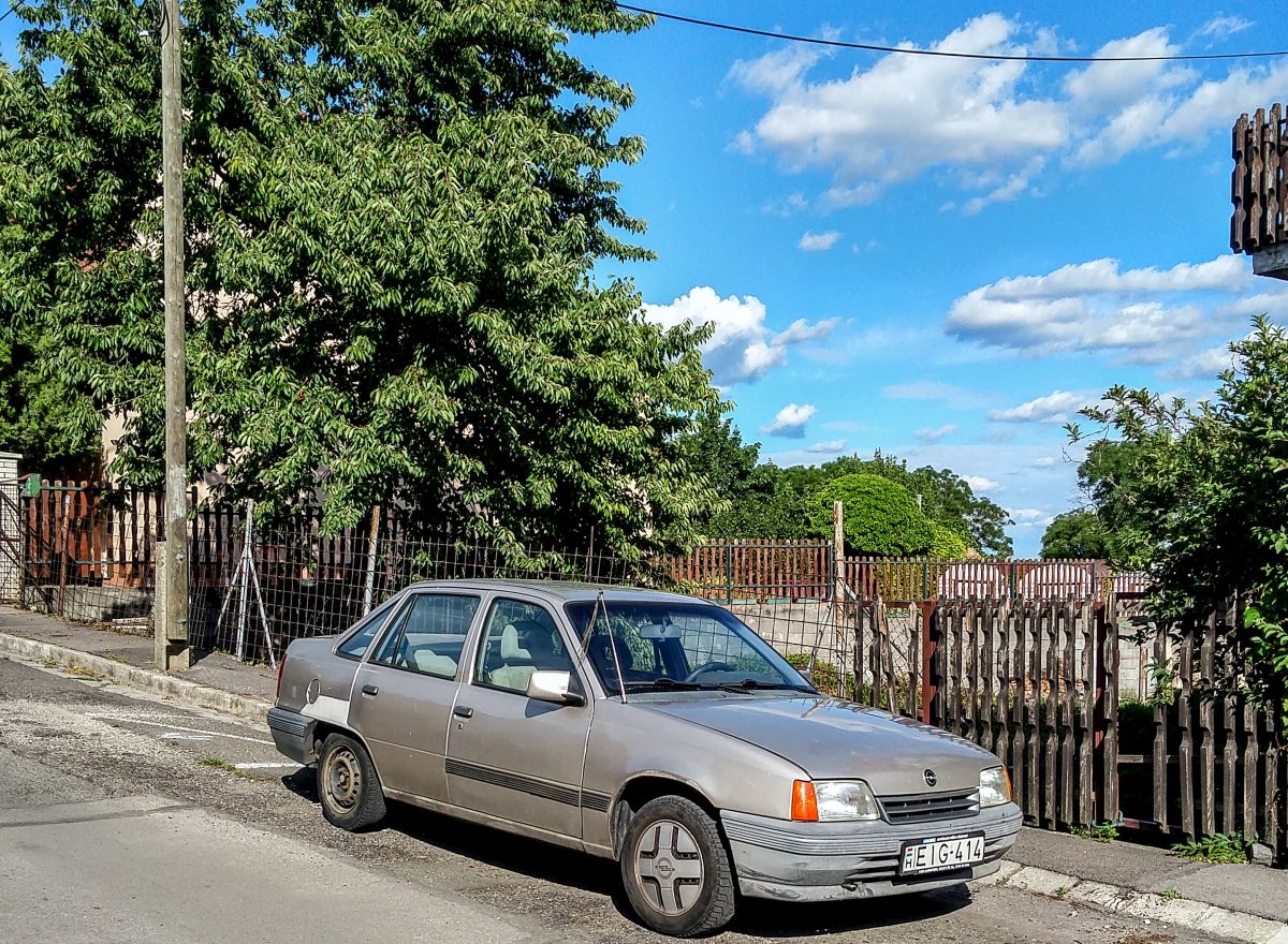 Opel Kadett E Sedan, gesehen in Juni, 2020.