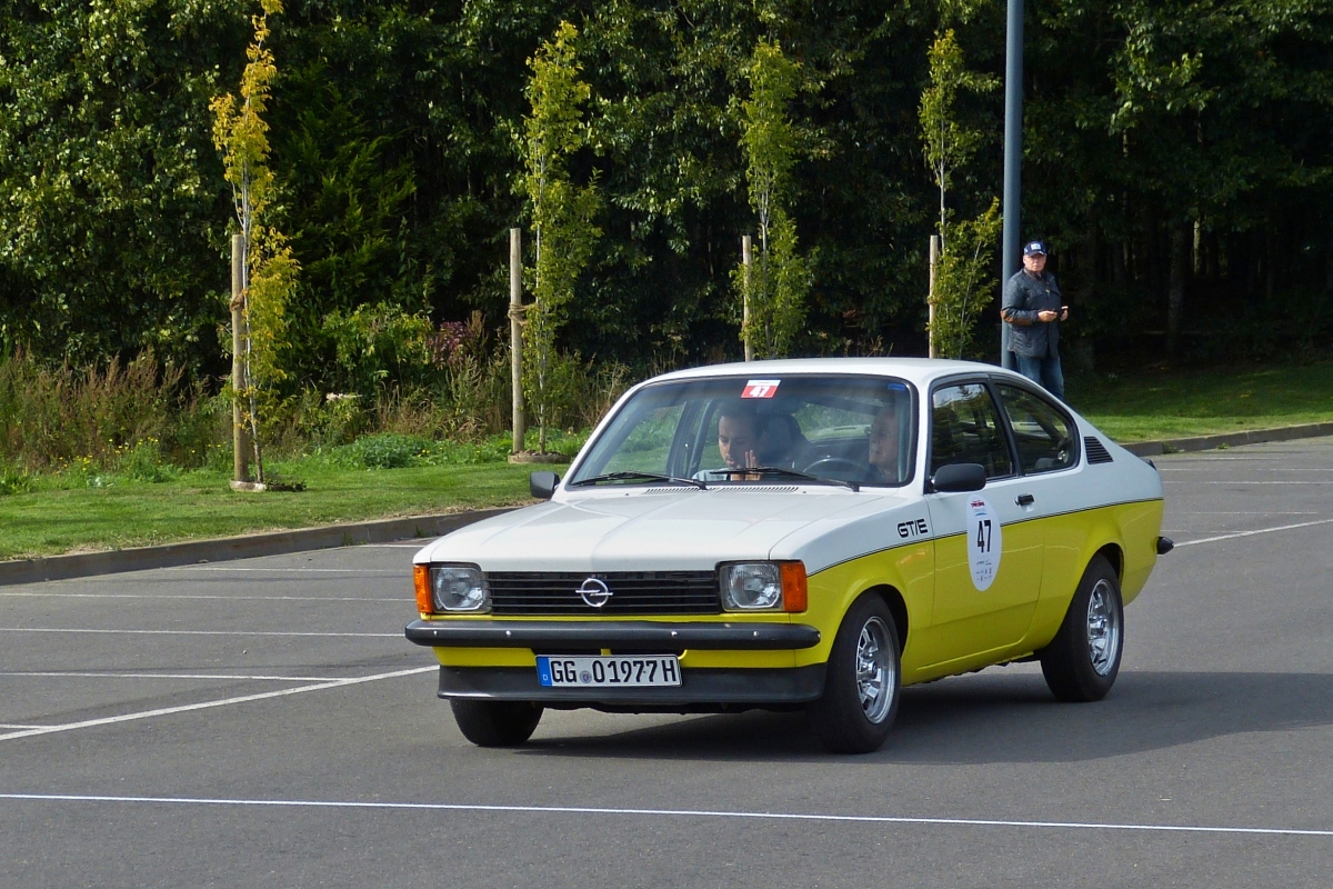 Opel Kadett GT/E BJ. 1977, befährt eine vorgegebene Strecke auf einem abgesperrten Parkplatz mit einer vorgegebenen Zeit.  1. Luxemburg Classic Rundfahrt. 01.10.2021  