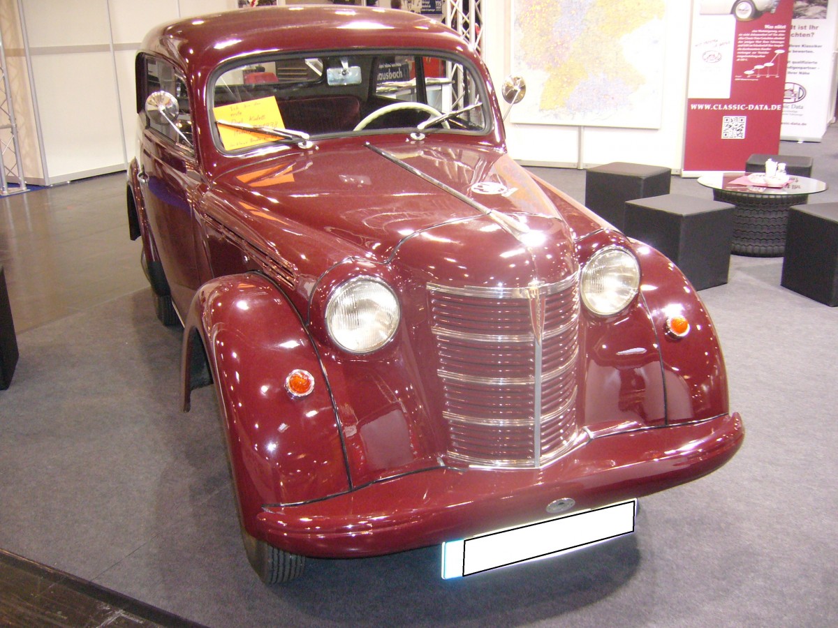 Opel Kadett Spezial-Limousine (K38). 1938 - 1940. Der Kadett wurde als kleiner Bruder des Olympia am Markt platziert. Insgesamt wurden vom Kadett 17.871 Normal-Limousinen (KJ38) und 56.335 Spezial-Limousinen verkauft. Der 4-Zylinderreihenmotor leistet 23 PS aus 1074 cm³ Hubraum. Techno Classica Essen am 30.03.2014. 