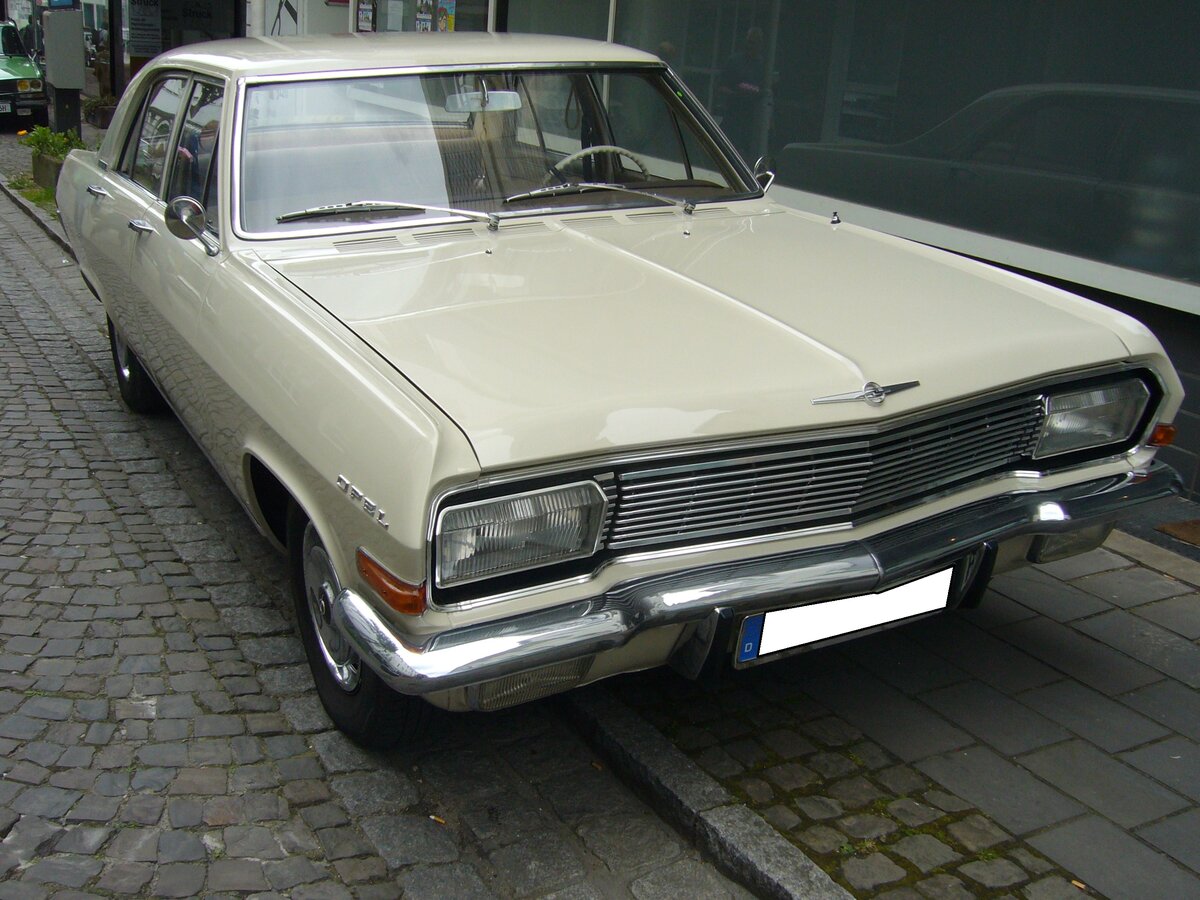 Opel Kapitän A, gebaut von 1964 bis 1968. Der Kapitän war das Standardmodell der großen drei von Opel. Darüber rangierten der Admiral und als Spitzenmodell der Diplomat. Hier wurde ein Modell aus dem ersten Produktionsjahr 1964 abgelichtet. Nur in diesem ersten Jahr wurde der 2.605 cm³ große Sechszylinderreihenmotor des Vorgängermodells PL-V verbaut. Ab 1965 wurde der Hubraum auf 2.784 cm³ aufgebohrt und hatte dann in der Version 2800S 125 PS und in der Version HL sogar 140 PS. Oldtimertreffen des AMC Essen-Kettwig am 01.05.2022.