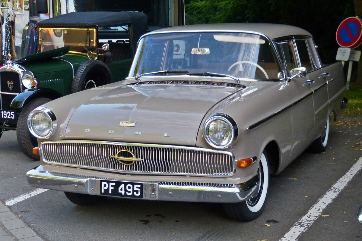 Opel Kapitän, gesehen beim Oldtimertreffen „History Vehicles“ in Lasauvage(L) am Straßenrand. 05.09.2021