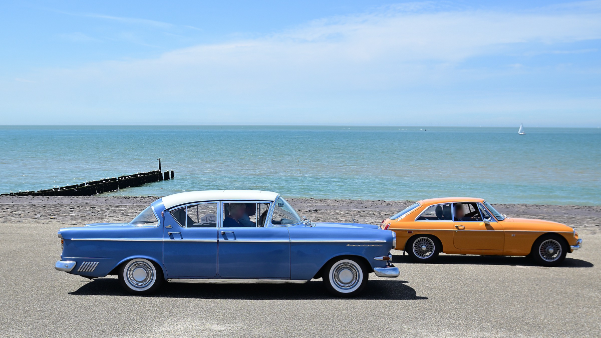 Opel Kapit�n und MG MGB GT , auf dem Damm in  Westkapelle, Walcheren, Zeeland, NL, im Urlaub gesehen. 24. Wasschappelse Oldtimerrit am Samstag, den 20. Juni 2026