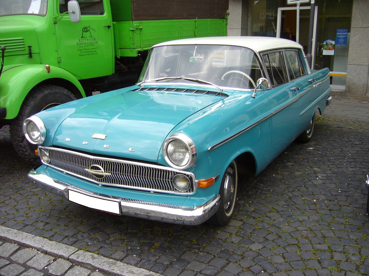 Opel Kapitän P-LV. 1959 - 1963. Die Fachwelt munkelt: Der beste Opel Kapitän, den es je gab. Von diesem Oberklassemodell verkauften die Rüsselsheimer 145.618 Einheiten. Der 2605 cm³ große 6-Zylinderreihenmotor leistet 90 PS. Oldtimertreffen Kettwig am 01.05.2016.