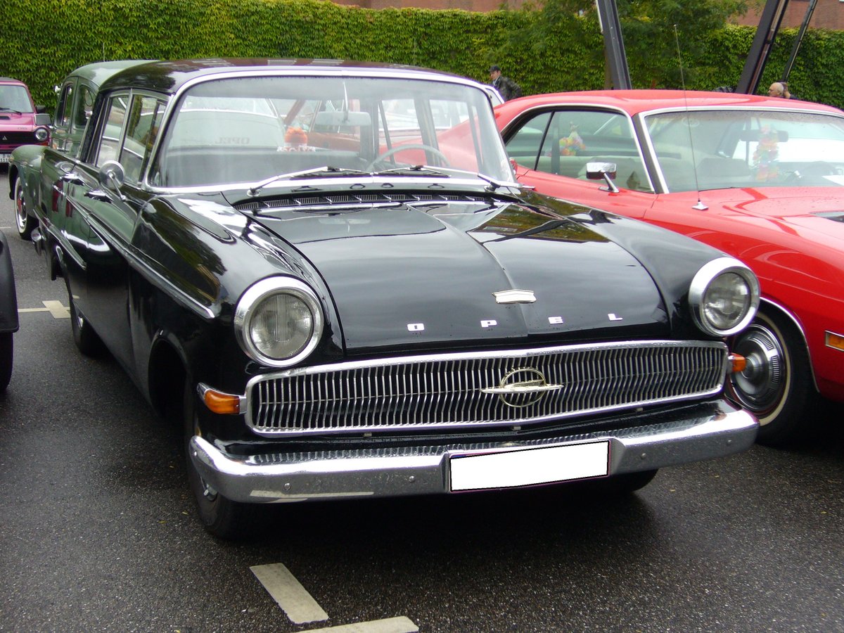Opel Kapitän P-LV. 1959 - 1963. Der Kapitän P-LV stand mit folgendem Werbespruch bei den Opel-Händlern: Der beste Opel Kapitän, den es jemals gab. Preisgünstig, wirtschaftlich, solide, zuverlässig und dauerhaft. Insgesamt wurden von diesem Modell 145618 Fahrzeuge ausgeliefert, wovon allerdings 2/3 in den Export gingen. Der 6-Zylinderreihenmotor hat einen Hubraum von 2605 cm³ und leistet 90 PS. Herbstfest an der Düsseldorfer Classic Remise am 02.10.2016.