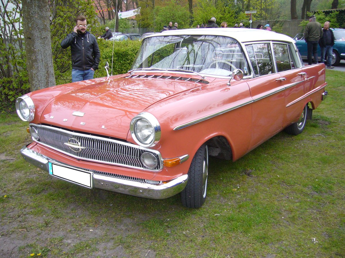 Opel Kapitän P-LV. 1959 - 1963. Der beste Opel Kapitän, den es jemals gab. Er war preisgünstig (DM 9975,00), wirtschaftlich, solide und zuverlässig. Der abgelichtete Wagen entstammt dem Modelljahr 1962. Der 6-Zylinderreihenmotor hat einen Hubraum von 2605 cm³ und leistet 90 PS. Oldtimertreffen Hörstel-Riesenbeck am 01.05.2017.