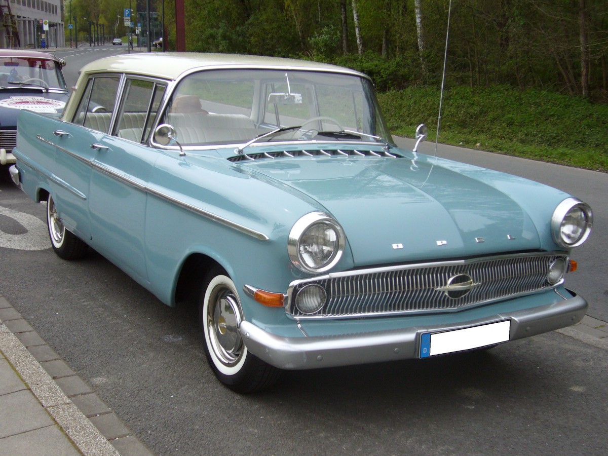 Opel Kapitän P-LV. 1959 - 1963. Von diesem Oberklassemodell verkaufte Opel 145.618 Einheiten. Für ein solches Modell mit 6-Zylinderreihenmotor und 90 PS mußte man bei der Modelleinführung DM 9.975,00 an der Kasse des freundlichen Opel Händlers abgeben.