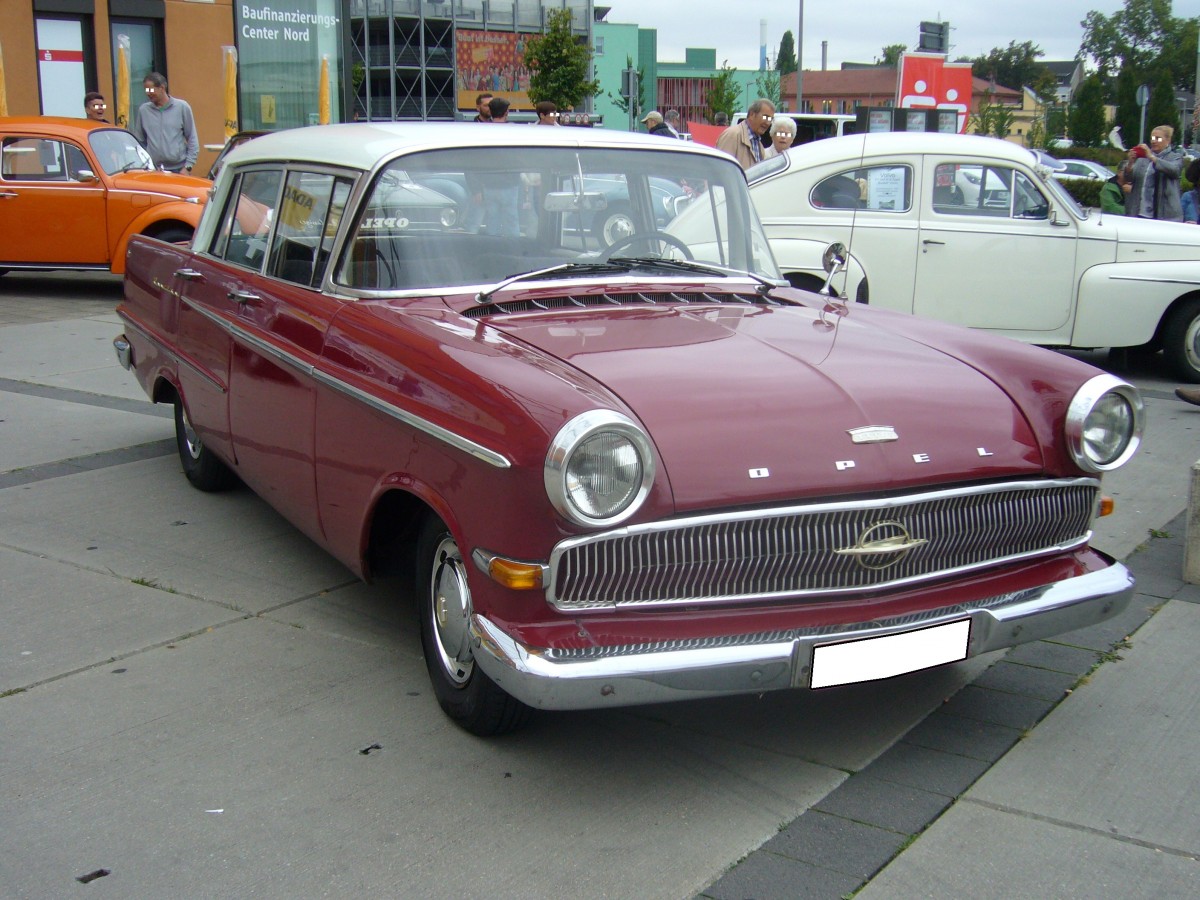 Opel Kapitän P-LV. 1959 - 1963. Von dieser Baureihe produzierte Opel 145.618 Einheiten. Der 6-Zylinderreihenmotor leistet 90 PS aus 2605 cm³ Hubraum. Hier wurde die L-Version (wie Luxus)abgelichtet. Dieses Modell schlug mit DM 10.675,00 zu Buche. Oldtimertreffen  Sterkrader Tor  am 30.08.2014.