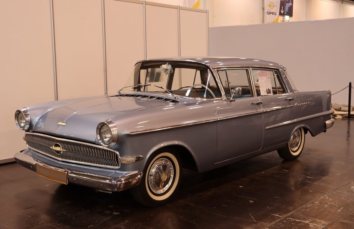 Opel Kapitän P-LV, gebaut von 1959 bis 1963. Der Werbespruch 1959 für dieses Fahrzeug: Der beste Opel Kapitän, den es je gab. Preisgünstig, wirtschaftlich, solide, zuverlässig und dauerhaft. Der abgelichtete Kapitän entstammt dem Modelljahr 1962 und ist ein Fahrzeug in der luxuriöseren L-Ausstattung. Ein solcher Kapitän war ab DM 10.675,00 zu haben. Angetrieben wird der Wagen von einem Sechszylinderreihenmotor, der aus einem Hubraum von 2605 cm³ 90 PS leistet. Techno Classica Essen am 27.03.2022.