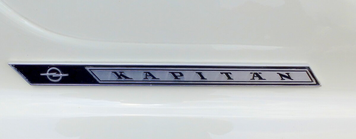 OPEL KAPITÄN, Schriftzug an beiden Seiten der Motorhaube, März 2023