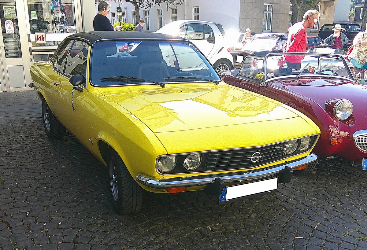 Opel Manta A, gebaut in den Jahren von 1970 bis 1975. Der Manta wurde als Konkurrenzprodukt zum sehr erfolgreichen Ford Capri, der ein Jahr vorher erschien, auf den Markt gebracht. Der Kunde konnte zwischen drei verschiedenen Vierzylinderreihenmotoren w�hlen: 1196 cm�, 1584 cm� und dem 1897 cm� Motor aus dem Opel Rekord. Die Leistung lag serienm��ig zwischen 60 PS und 105 PS. Der gezeigte Manta ist im Farbton citrusgelb lackiert. Oldtimer Fr�hling des AMC Kettwig am 01.05.2026 in Essen Kettwig.