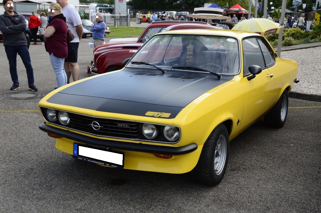 Opel Manta A GT/E im Farbton citrusgelb, produziert in den Jahren 1974 und 1975 Der Manta A Coupe wurde bereits 1970 auf der Basis des Ascona auf den Markt gebracht. 1974 brachten die Rüsselsheimer als Spitzenmodell dieser Baureihe den besonders sportlichen GT/E auf den Markt. Bei seiner Markteinführung kostete ein solcher GT/E in der Basisversion DM 12530,00. Dafür bekam man ein sportliches, viersitziges Coupe mit einem Vierzylinderreihenmotor, der aus einem Hubraum von 1897 cm³ 105 PS leistet. Oldtimertreffen der Oldtimerfreunde Moers im August 2017 beim Autohaus Pannenbecker.
