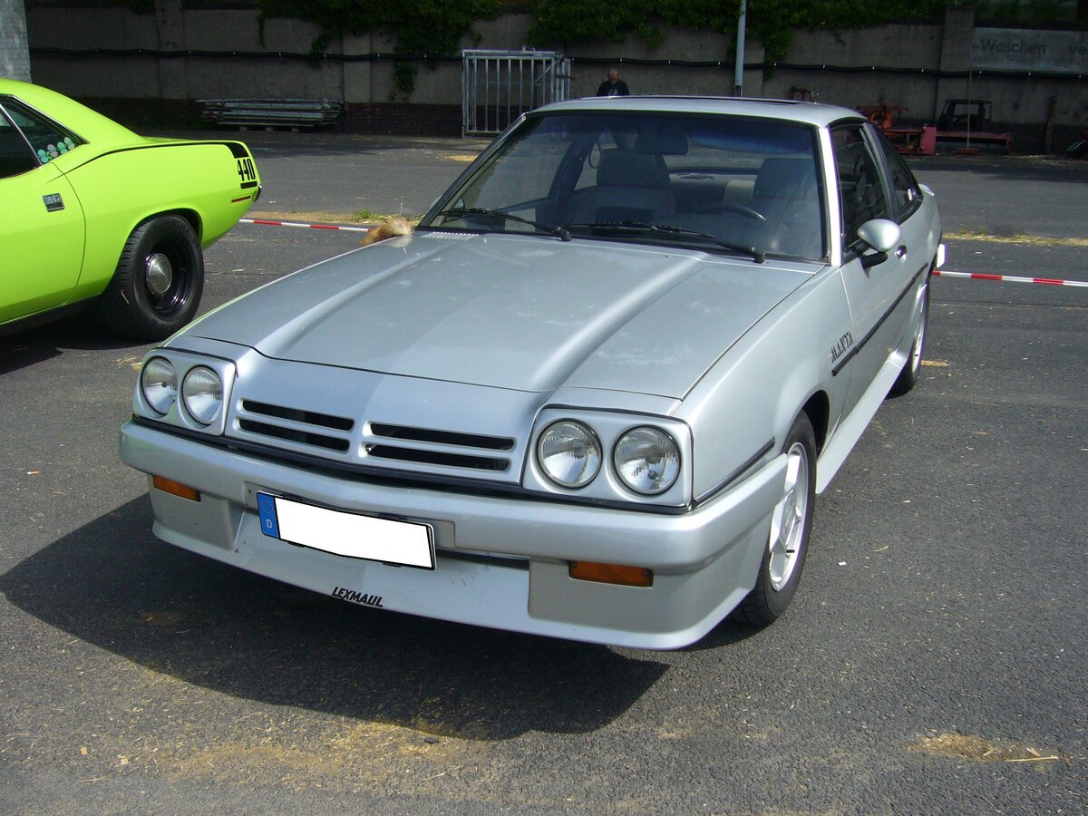Opel Manta B 2.0E GSi, produziert von 1985 bis 1988. Bei seinem Erscheinen schlug ein solcher Manta mit einem Kaufpreis von mindestens DM 21.840,00 zu Buche. Der Vierzylinderreihenmotor hat einen Hubraum von 1979 cm³ und leistet 110 PS bzw. mit dem auf Wunsch, ohne Aufpreis lieferbaren, ungeregelten Katalysator 107 PS. Oldtimertreffen an Mo´s Bikertreff in Krefeld am 27.06.2021.