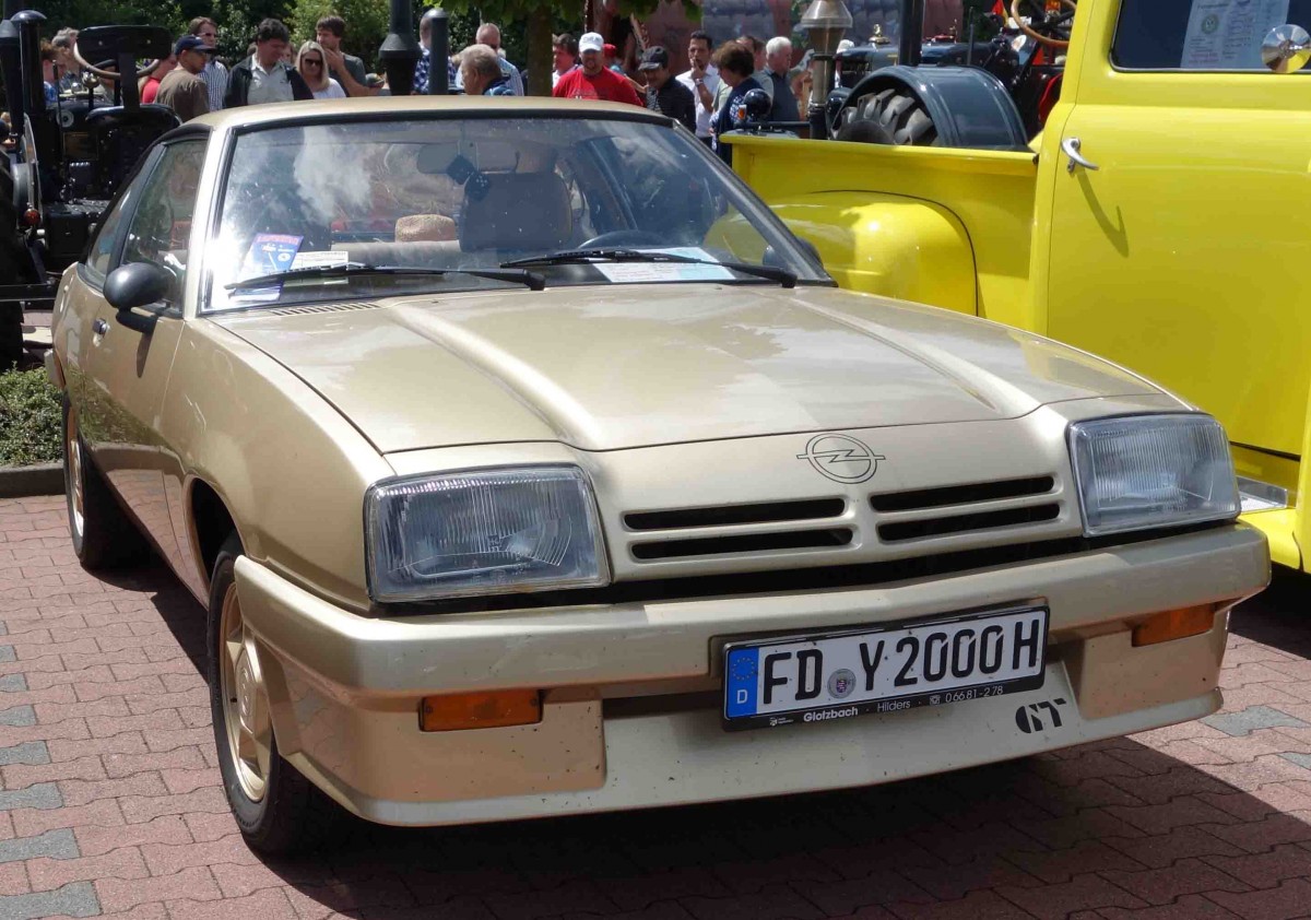Opel Manta B, ausgestellt bei der Oldtimerausstellung der  Alten Zylinder  Hilders im Juni 2015