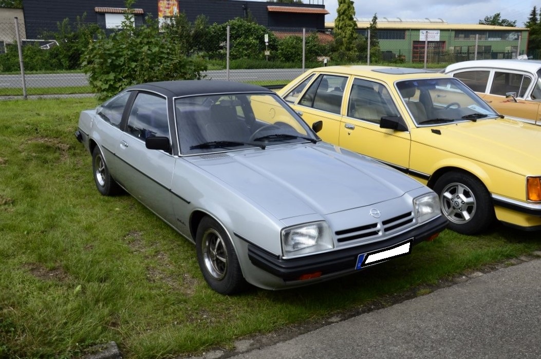 Opel Manta B im Farbton astrosilber und der Ausstattungsversion  Berlinetta , gebaut von 1975 bis 1988. Der Manta B wurde zeitgleich mit dem Ascona B vorgestellt, blieb aber aufgrund seiner Verkaufserfolge sieben Jahre länger im Programm. Der familientaugliche Sportwagen wurde 534.634 mal gebaut. Das Modell war in etlichen Motorisierungs- und Ausstattungsversionen lieferbar. Oldtimertreffen der Oldtimerfreunde Moers im August 2017 beim Autohaus Pannenbecker.
