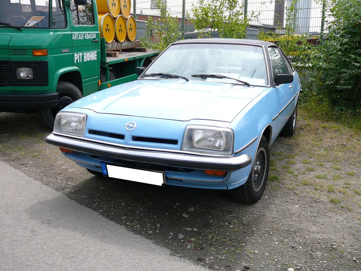 Opel Manta B im Farbton pastellblau, gebaut von 1975 bis 1988. Der Manta B wurde zeitgleich mit dem Ascona B vorgestellt, blieb aber aufgrund seiner Verkaufserfolge sieben Jahre länger im Programm. Das familientaugliche Sportcoupe wurde 534.634 mal gebaut. Das Modell war in etlichen Motorisierungs- und Ausstattungsversionen lieferbar. Oldtimertreffen an der  Alten Dreherei  in Mülheim an der Ruhr im Juni 2015.