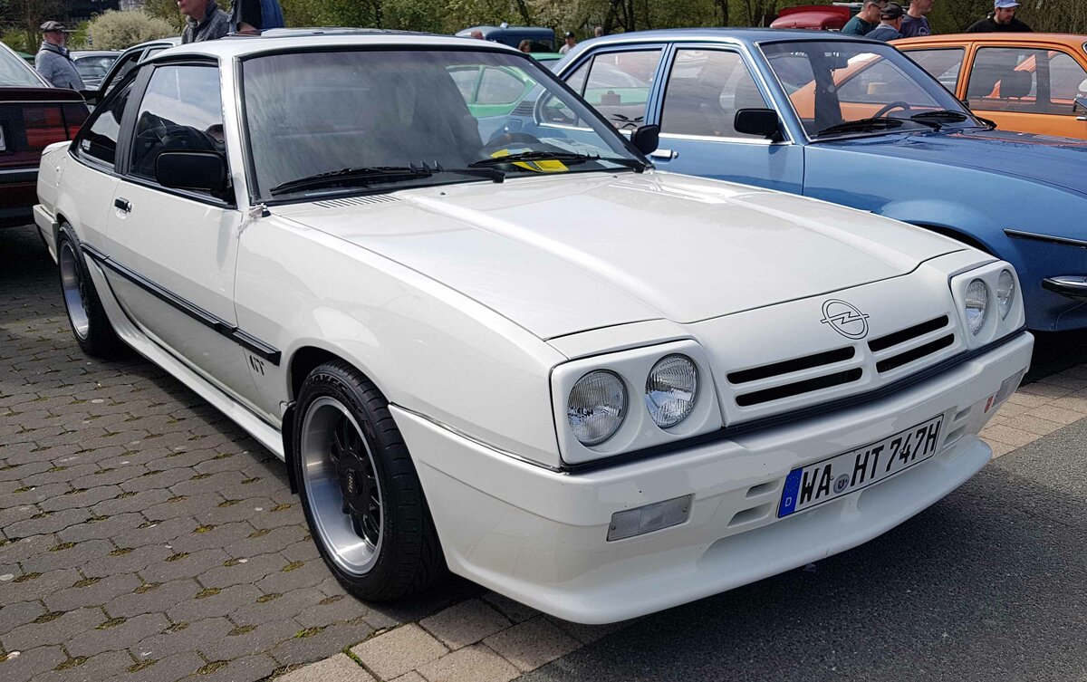 =Opel Manta B steht bei der Oldtimerveranstaltung in Frankenberg/Eder im Mai 2023