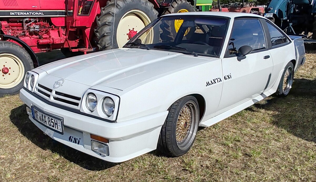 =Opel Manta GSI, ausgestellt bei der Oldtimerausstellung der OLDTIMERFREUNDE OHMTAL in Dannenrod, 09-2025