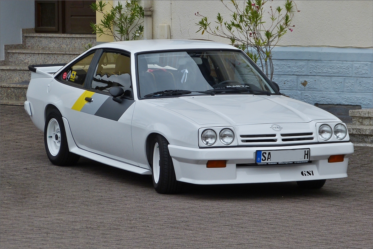 Opel Manta GSI stand am Staßenrand.  Juli 2019