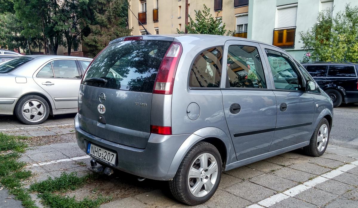 Opel Meriva, fotografiert in Pecs (HU), Juli, 2019.
