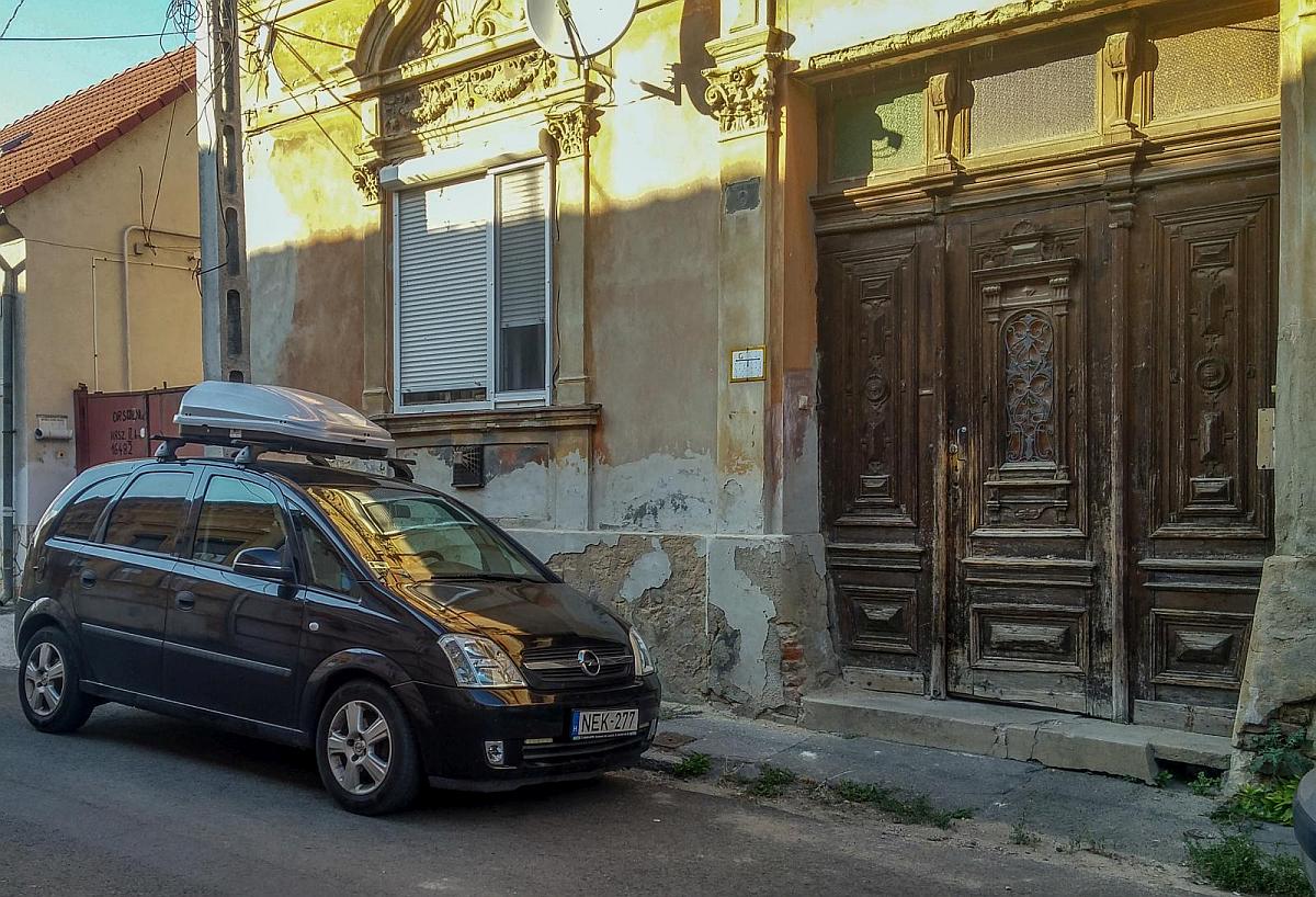 Opel Meriva vor einem alten Haus. Foto: Pecs (HU), Juli, 2019.