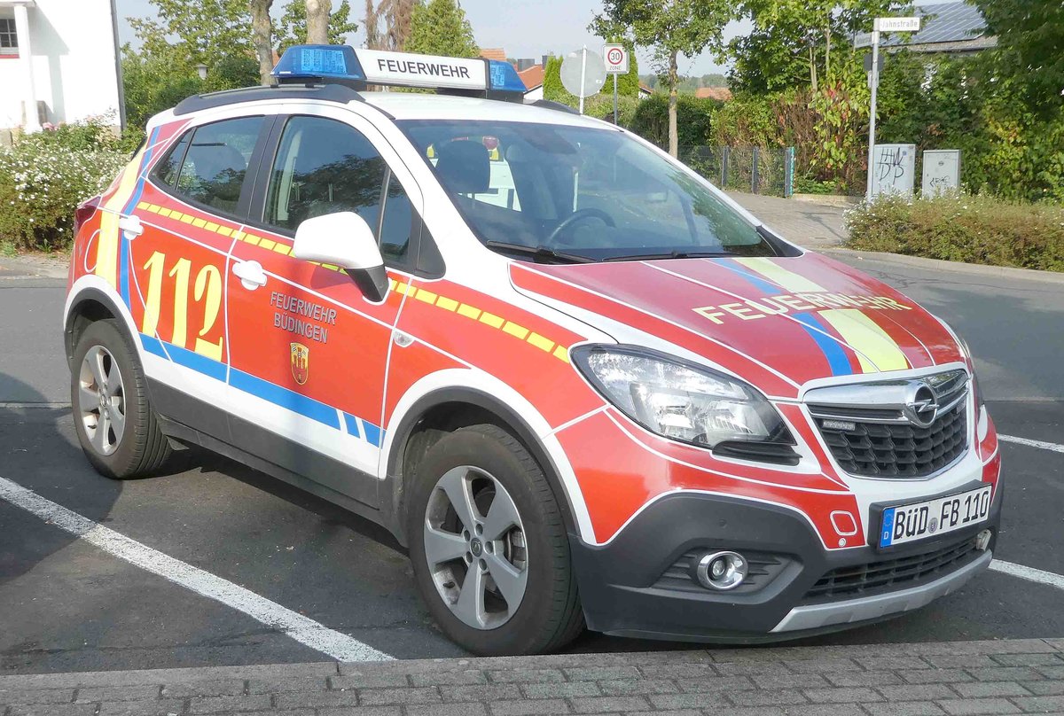 =Opel Mokka als Kommandowagen der Feuerwehr BÜDINGEN steht in Hünfeld anl. der Hessischen Feuerwehrleistungsübung 2019, 09-2019