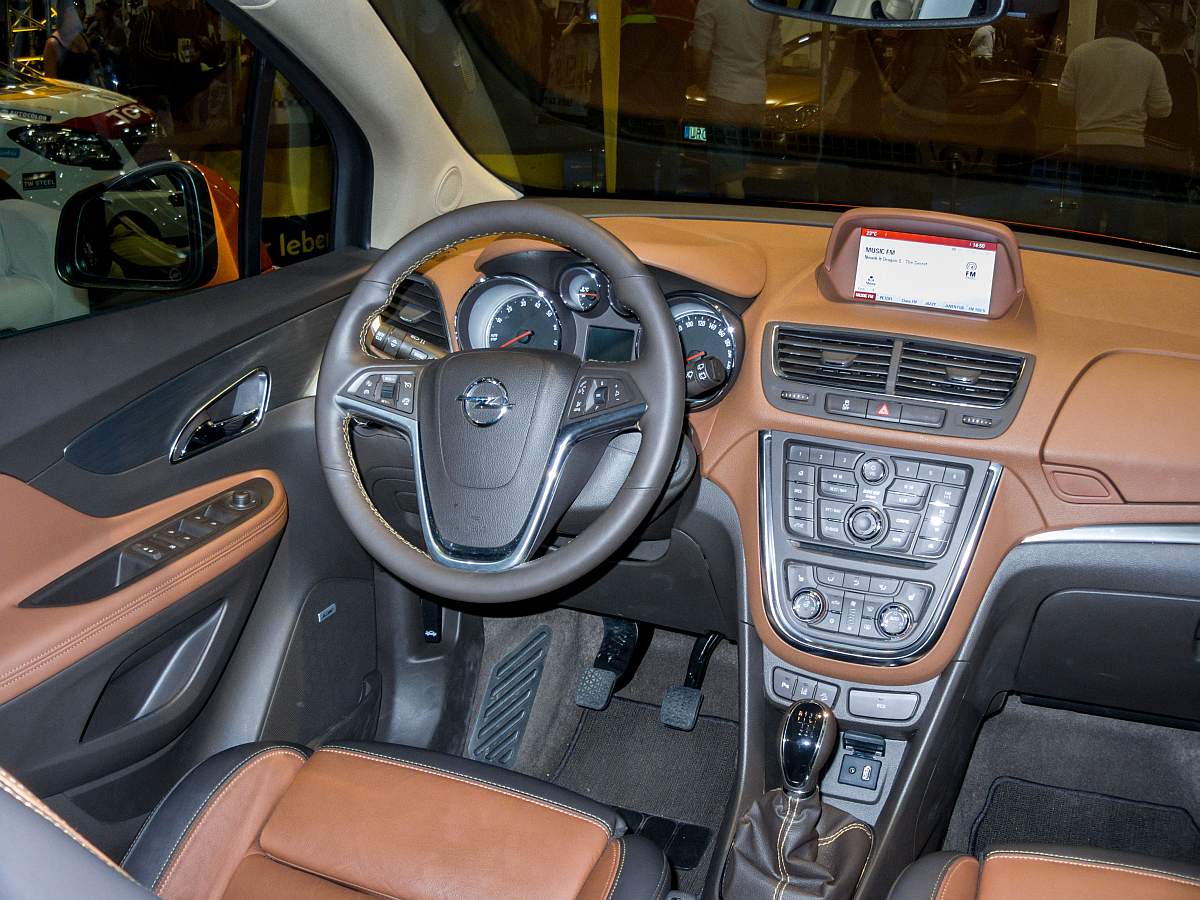 Opel Mokka Interieur, die höchste Ausstattung. Sitzprobe auf dem Auto Motor und Tuning Show, März 2014 genommen.