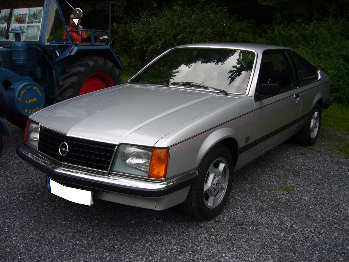 Opel Monza A1. 1978 - 1982. Das familientaugliche Coupe wurde auf der Frankfurter Automobil Ausstellung im September 1977 vorgestellt. Die Produktion und Auslieferung begann Anfang 1978. Der abgelichtete A1 ist mit dem  durstigen  2.8S Motor ausgerüstet. Dieser 
6-Zylinderreihenmotor hat einen Hubraum von 2784 cm³ und leistet 140 PS. Oldtimertreffen Schwarzwaldhaus/Neandertal am 17.09.2017.