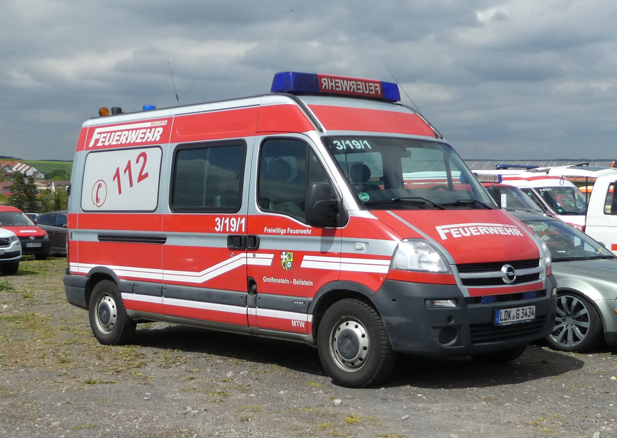 =Opel Movano 3500 als MTW der Feuerwehr GREIFENSTEIN-BEILSTEIN, abgestellt auf dem Besucherparkplatz der Rettmobil 2019 in Fulda, 05-2019