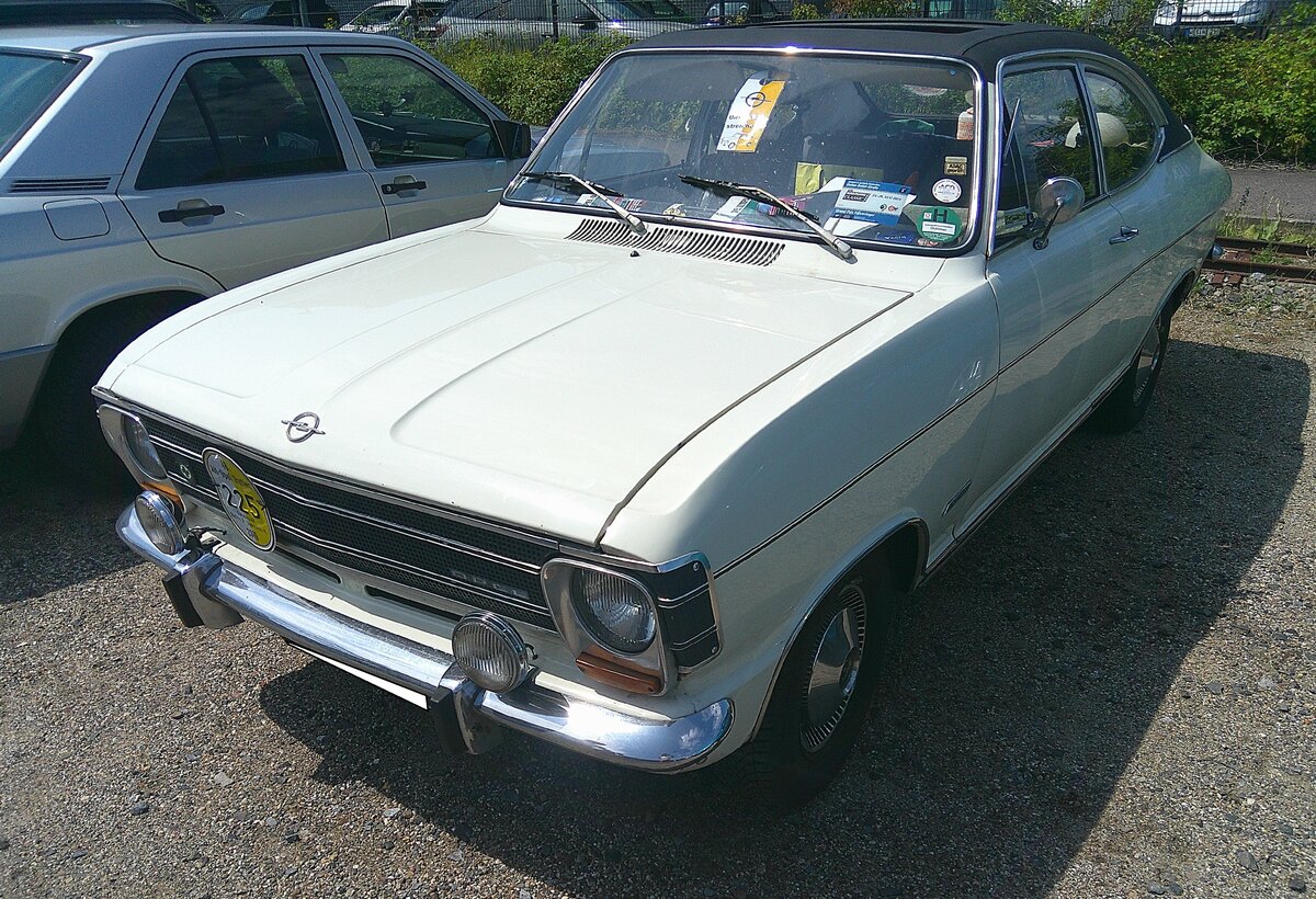 Opel Olympia A Coupe, gebaut von 1967 bis 1970. Der Opel Olympia A sollte eine gehobene Ausstattungslinie, der Kadett-B Baureihe, darstellen. Das Modell war aber aufgrund der bevorstehenden Einf�hrung des moderneren Opel Ascona-A, nicht so erfolgreich, wie man es sich in der Konzernzentrale erhofft hat. Der Olympia war grunds�tzlich mit einem Vierzylinderreihenmotor ausger�stet. Der K�ufer konnte zwischen folgenden Motorisierungen w�hlen: 1078 cm� Hubraum mit 55 PS, 1698 cm� Hubraum mit 75 PS und 1897 cm� Hubraum mit 90 PS. Der abgelichtete Olympia wurde 1969 produziert. 18. Oldtimerfestival an der  Alten Dreherei  in M�lheim an der Ruhr am 21.06.2026. 