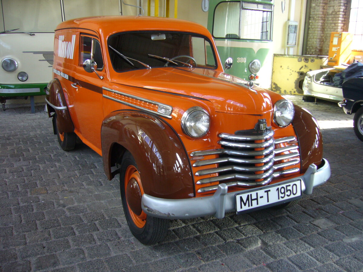 Opel Olympia Lieferwagen L-50. Auf der Basis des bereits ab 1947 wieder produzierten Vorkriegsmodelles Olympia stellte Opel im Jahr 1950 auch ein Kombimodell und einen Kastenwagen (Foto) vor. Die Karosserien für die Kombi- und Kastenwagenmodelle wurden im Karosseriewerk Christian Miesen/Bonn gepresst. Ein solcher Kastenwagenwagen kostete während der gesamten Produktionszeit von 1950 bis 1953 einheitlich DM 6200,00. Insgesamt wurden 28.209 Kombi- und Kastenwagen (beide Versionen zusammen) produziert. Der Vierzylinderreihenmotor hat einen Hubraum von 1488 cm³ und leistete im Jahr 1950 37 PS. In den Modelljahren danach 39 PS. Der gezeigte Wagen stammt aus dem Bestand der ehemaligen Sammlung der  Tengelmann-Gruppe . Er ist in den Farben der Schokoladenfabrik Wissoll lackiert, die damals zum Tengelmann Konzern gehörte. Oldtimertreffen an der  Alten Dreherei  in Mülheim an der Ruhr am 19.06. und 20.06.2021.