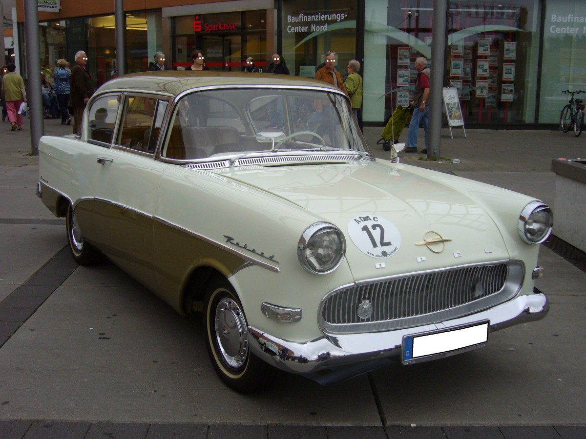Opel Olympia Rekord P1 Sondermodell Ascona. 1959 - 1960. Ab 1959 produzierte GM Suisse in Biel das Sondermodell Ascona. Im Gegensatz zum bereits 1957 erschienenen P1 war er mit einer eleganteren Zweifarbenlackierung, Lederpolsterung und grundsätzlich mit dem 1.7l Motor mit 55 PS ausgestattet. Oldtimertreffen  Sterkrader Tor  am 30.08.2014. 