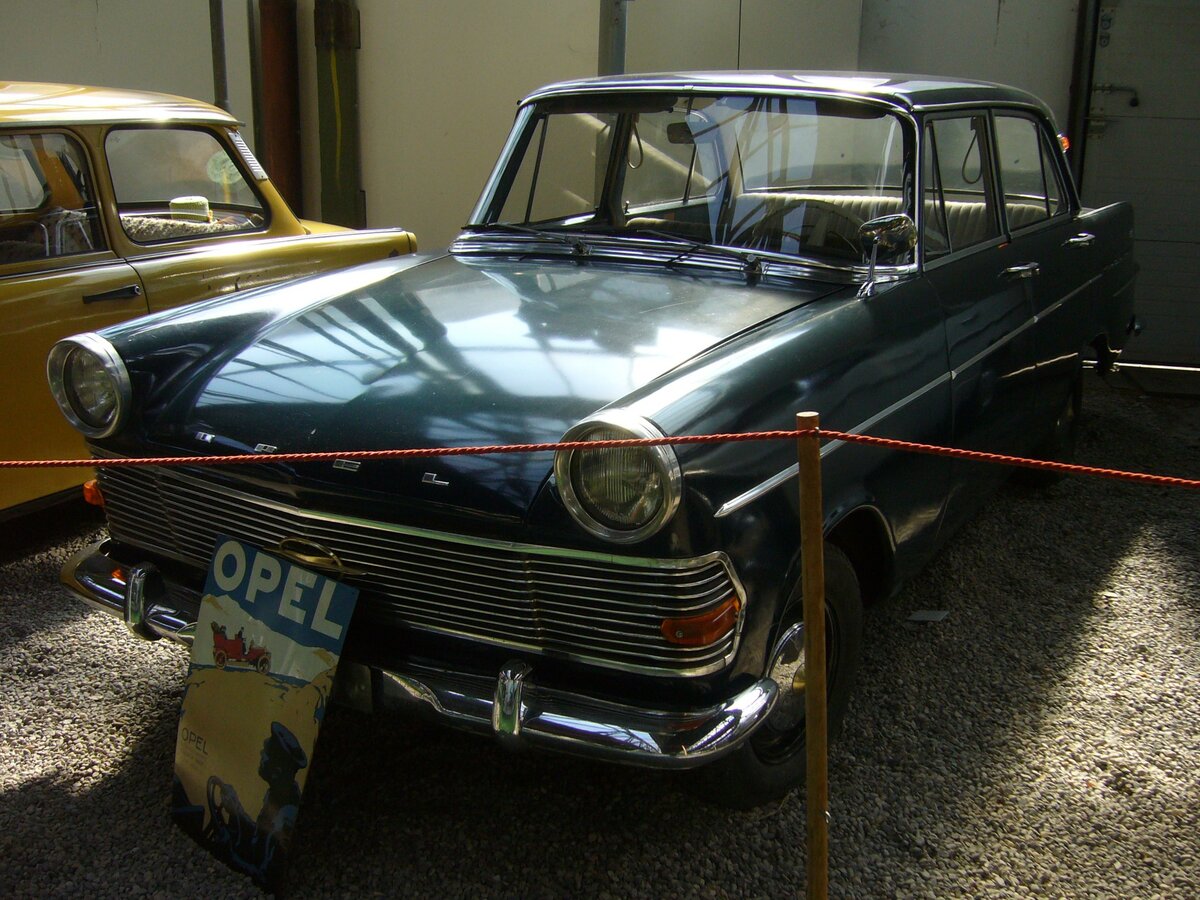 Opel Olympia Rekord P2 aus dem Jahr 1962. Opel Olympia Rekord P2, produziert von August 1960 bis Frühsommer 1963. Hier wurde eine viertürige Limousine im Farbton royalblau abgelichtet. Der gezeigte Rekord ist ein 1700`er. Der stärkere 1.7l Motor mit 55 PS, kostete im Gegensatz zur Standardmotorisierung mit 1.5l und 50 PS einen Aufpreis von DM 75,00. Bis zur Produktionseinstellung im Spätsommer 1963 verließen ca. 550.000 Autos dieses Typs das Rüsselsheimer Opel-Werk. Historama Ferlach/Kärnten am 16.08.2023.