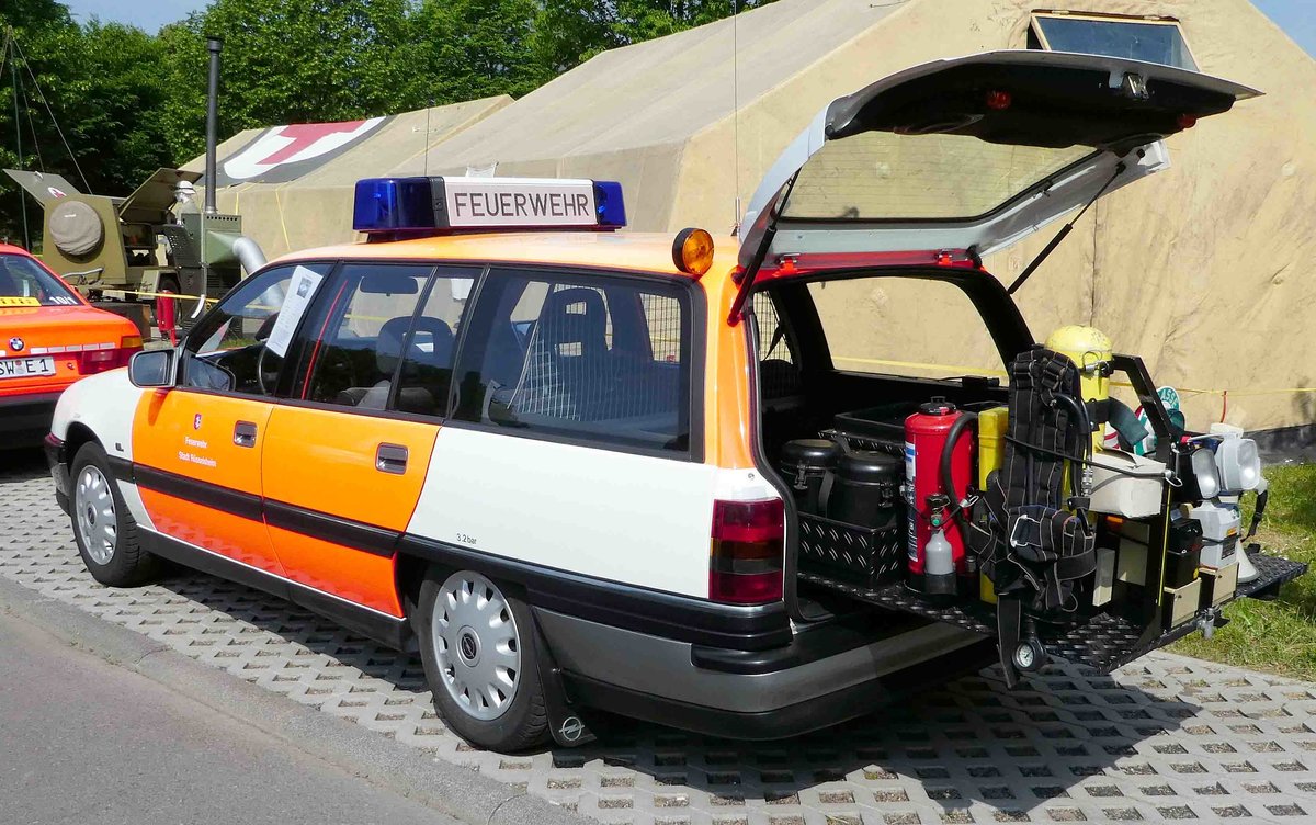 =Opel Omega A als ehemaliges Einsatzfahrzeug der Feuerwehr Rüsselsheim, ausgestellt beim  Roten Sommer  2018 in Fulda. Die zweitägige Veranstaltung  Roter Sommer  erinnert an die Bedeutung der vielen Hilfsorganisationen. Mai 2018