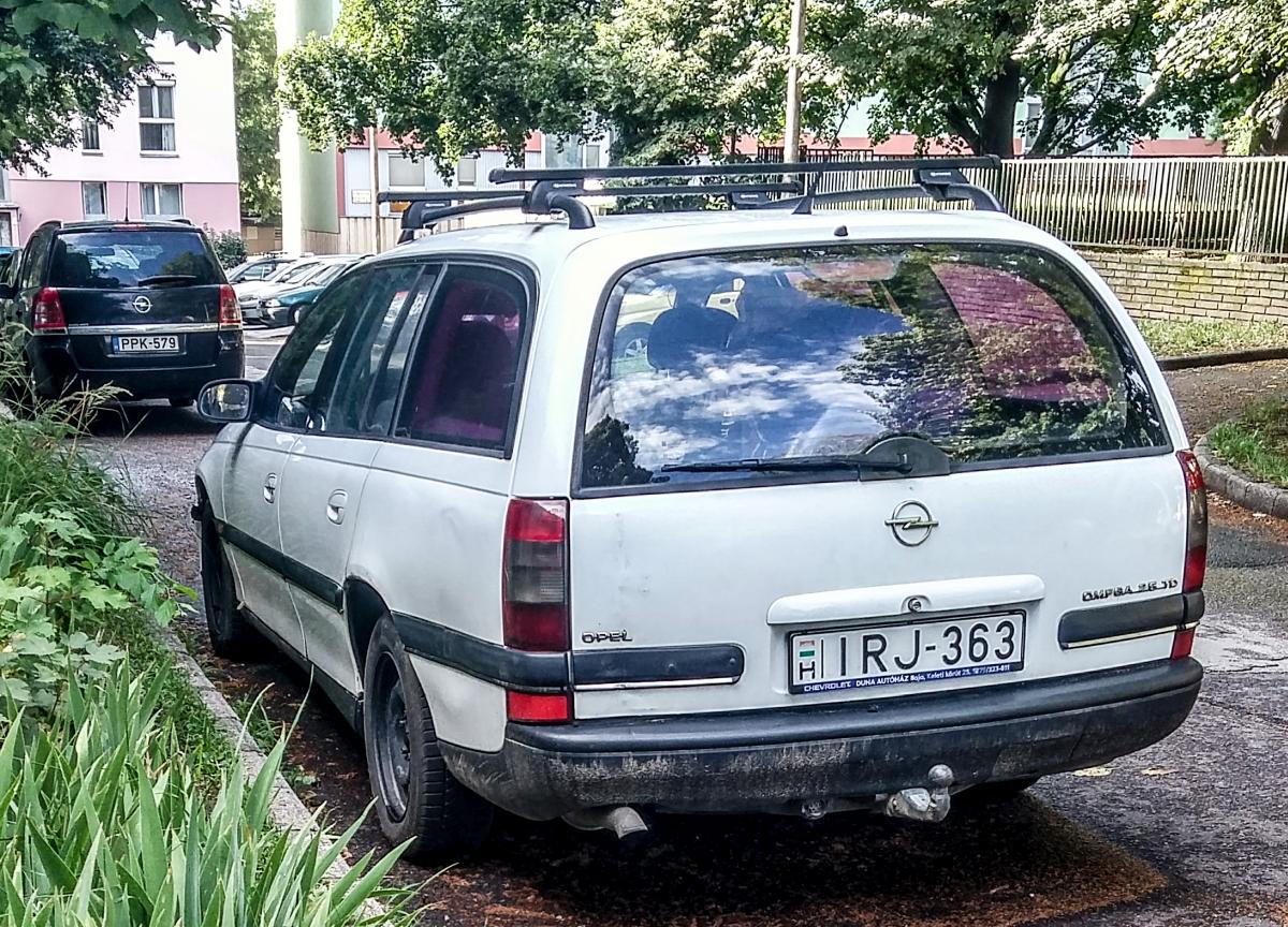 Opel Omega fotografiert in Pecs (HU), Juli, 2019